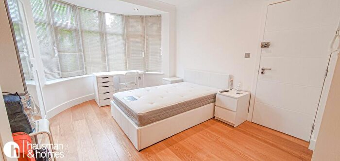 Flat To Rent In Watford Way, Hendon, NW4