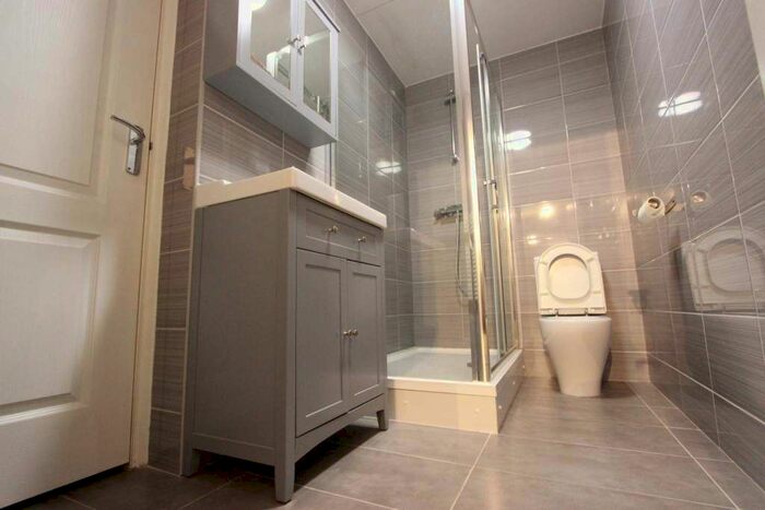 2 Bedroom Flat To Rent In High Road, London, N12