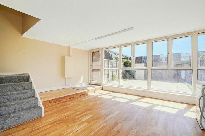 4 Bedroom Maisonette To Rent In Distillery Walk, Brentford, London, TW8