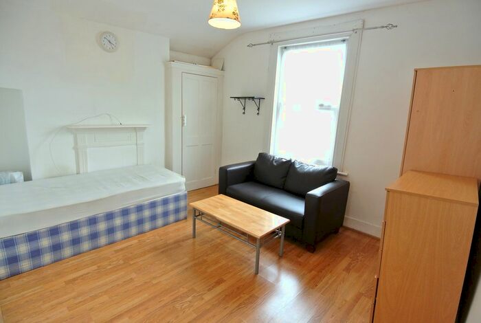 Studio To Rent In Baldwyn Gardens, Acton W3