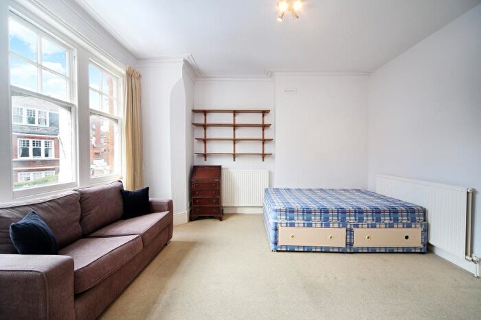 Flat To Rent In Glenmore Road, Belsize Park, NW3