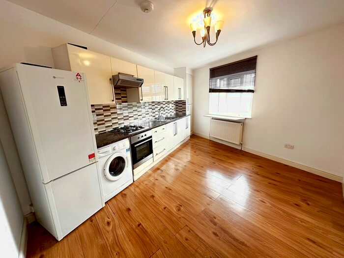 2 Bedroom Flat To Rent In Victoria Road, Romford, RM1