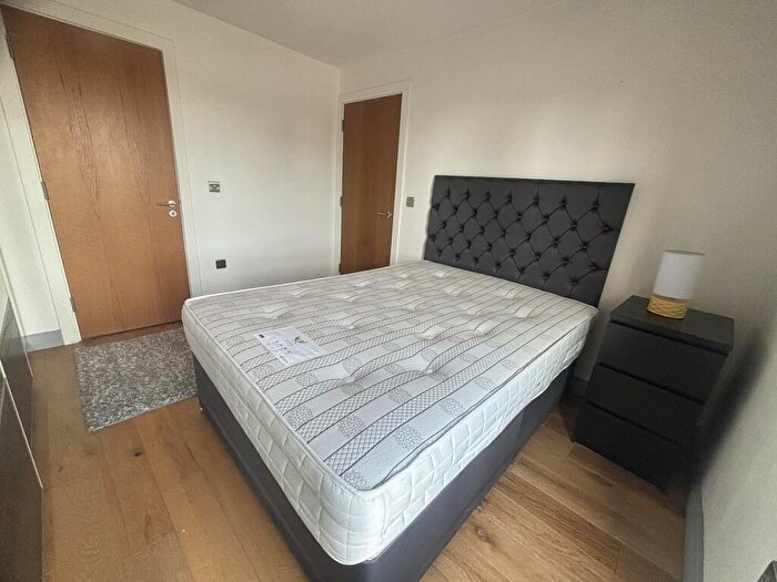 2 Bedroom Flat To Rent In Jefferson Place, Fernie Street, Green Quarter, M4