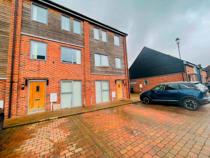 4 Bedroom Semi-Detached House To Rent In Sangha Close, Leicester, LE3