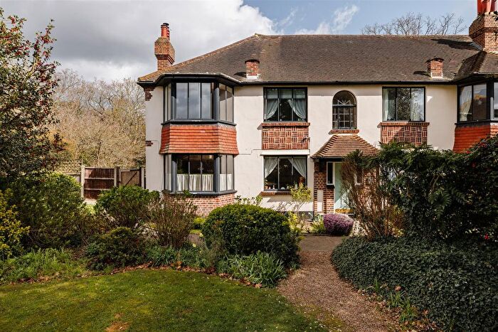 2 Bedroom Flat For Sale In Forest Court, Snaresbrook, E11