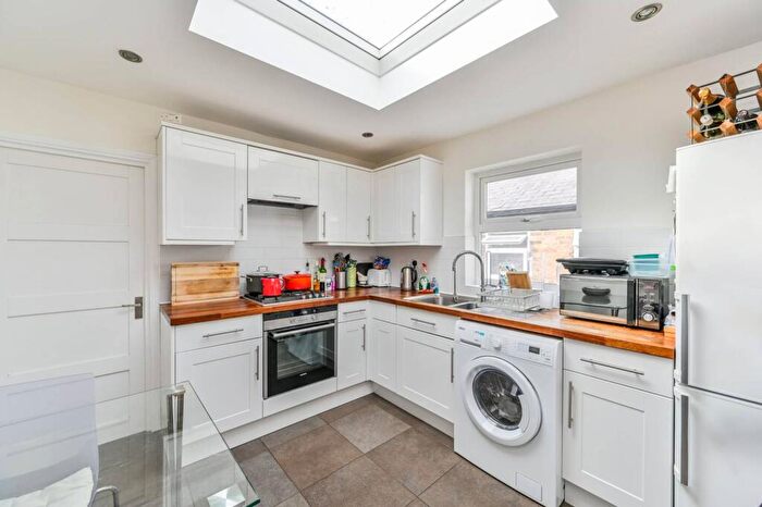 1 Bedroom Flat To Rent In Chatham Road, Between The Commons, London, SW11