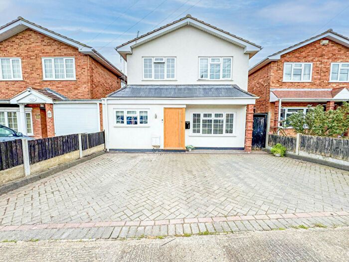 4 Bedroom Detached House For Sale In Crouch Avenue, Hullbridge, SS5