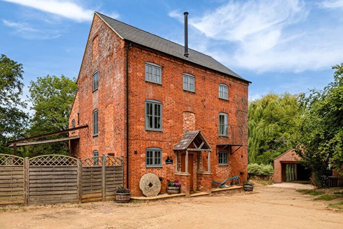 2 Bedroom Country House To Rent In Bloxham Grove, Banbury, OX15