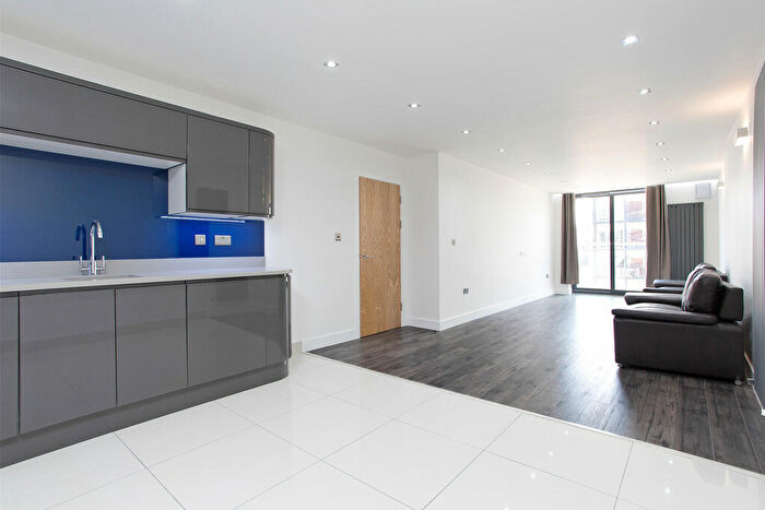 3 Bedroom Apartment To Rent In Copperfield Road, Mile End, London, E3