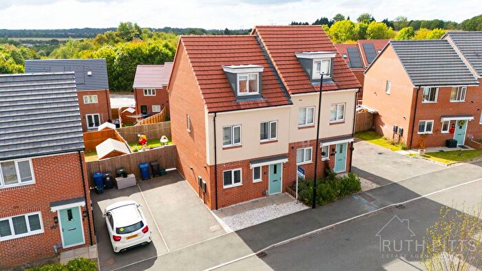 3 Bedroom Semi-Detached House For Sale In Miners Drive, Woodlands, Doncaster, DN6