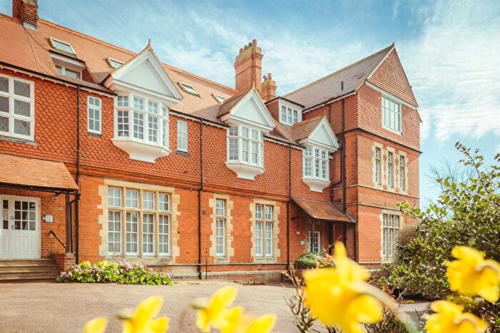 2 Bedroom Flat For Sale In Staveley Road, Eastbourne, BN20