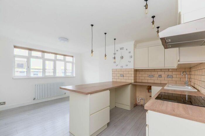 2 Bedroom Flat To Rent In Upper Richmond Road, Putney, London, SW15