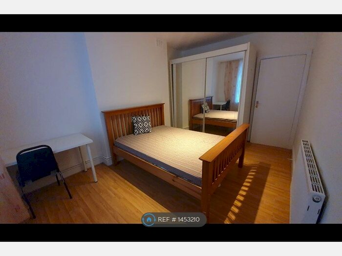 3 Bedroom Flat To Rent In Brook House, London, NW1