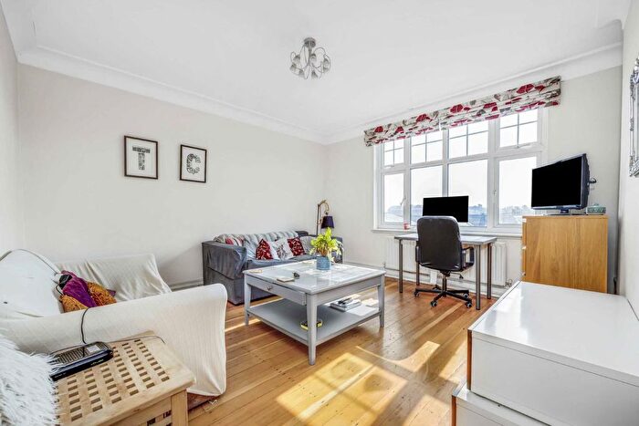 2 Bedroom Flat To Rent In Kings Avenue, London, SW4