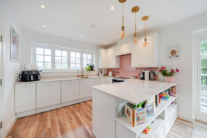 2 Bedroom Apartment For Sale In The Avenue, Beckenham, BR3