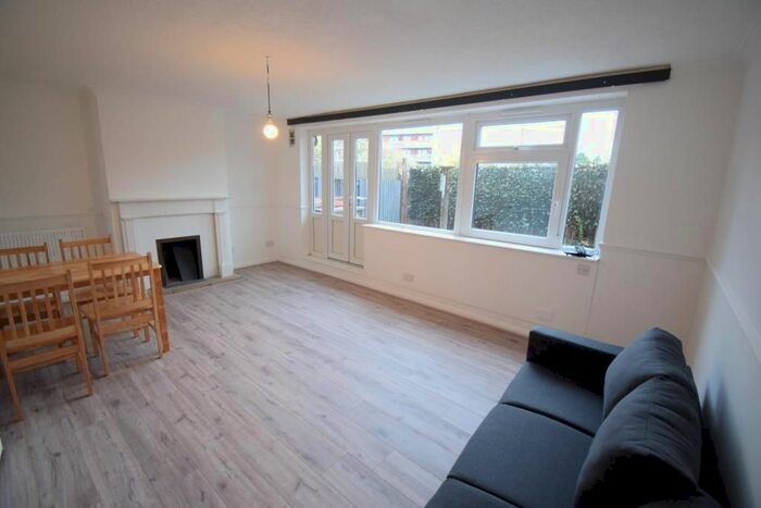 3 Bedroom Maisonette To Rent In Ambrose Walk, Bow, London, E3