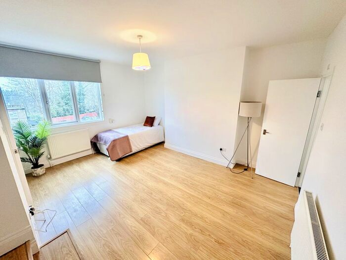 Studio To Rent In Mount View Road, Crouch End, London, N4