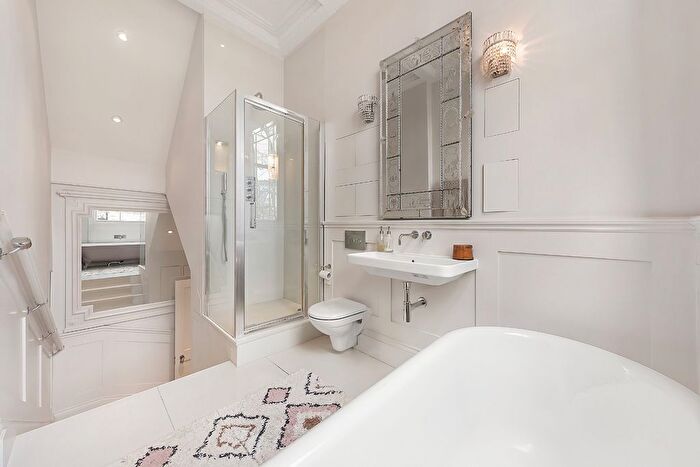 3 Bedroom Flat To Rent In Stafford Terrace, Kensington, W8
