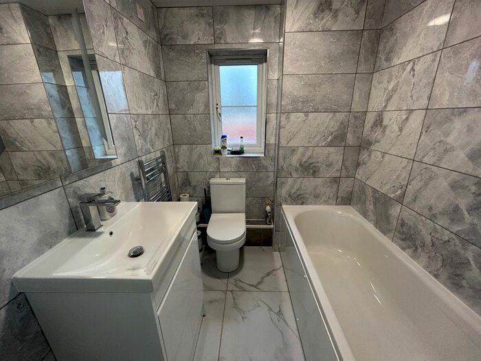 2 Bedroom Flat To Rent In Princes Gate, West Bromwich, B70