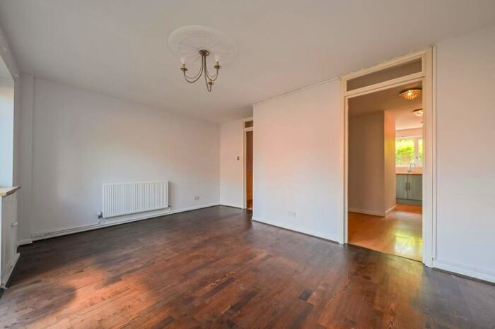 3 Bedroom Maisonette To Rent In Old Farm Road, East Finchley, London, N2