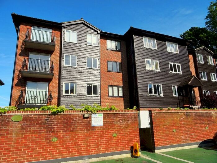 1 Bedroom Flat To Rent In Great Heathmead, Haywards Heath, RH16