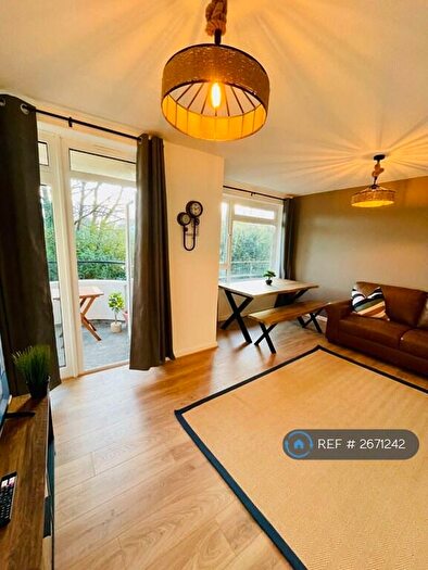 2 Bedroom Flat To Rent In Hillside Court, Penylan, Cardiff, CF23