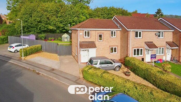 3 Bedroom End Of Terrace House For Sale In Pinecrest Drive, Thornhill, Cardiff, CF14