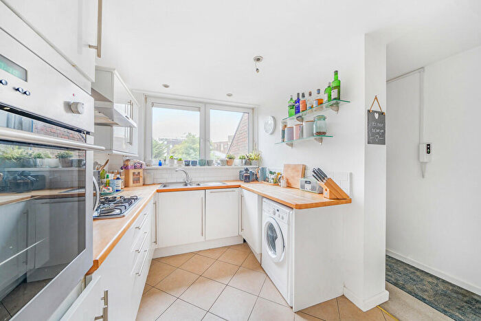 2 Bedroom Flat To Rent In Parkhurst Road, N7