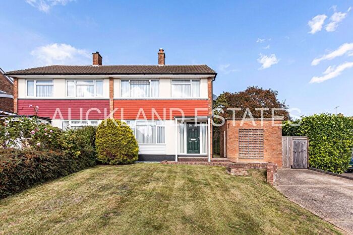 3 Bedroom Semi-Detached House For Sale In Hatherleigh Gardens, Potters Bar, EN6