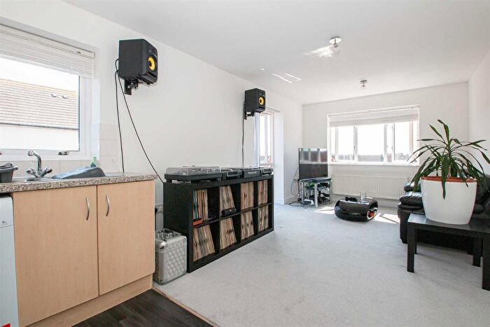 1 Bedroom Flat To Rent In Warwick Avenue, Broughton, MK10