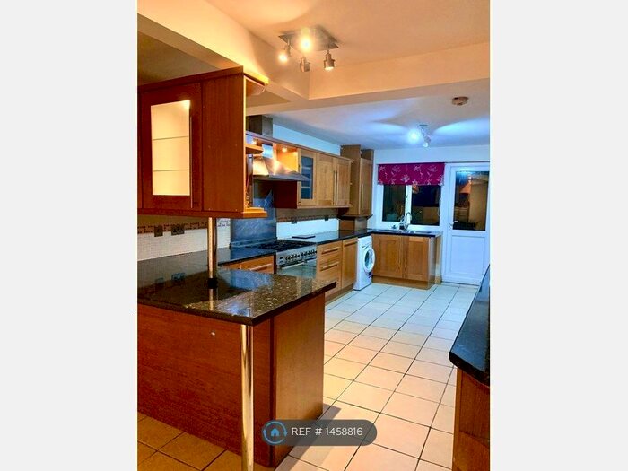 4 Bedroom Semi-Detached House To Rent In Fleetwood Road, Slough, SL2