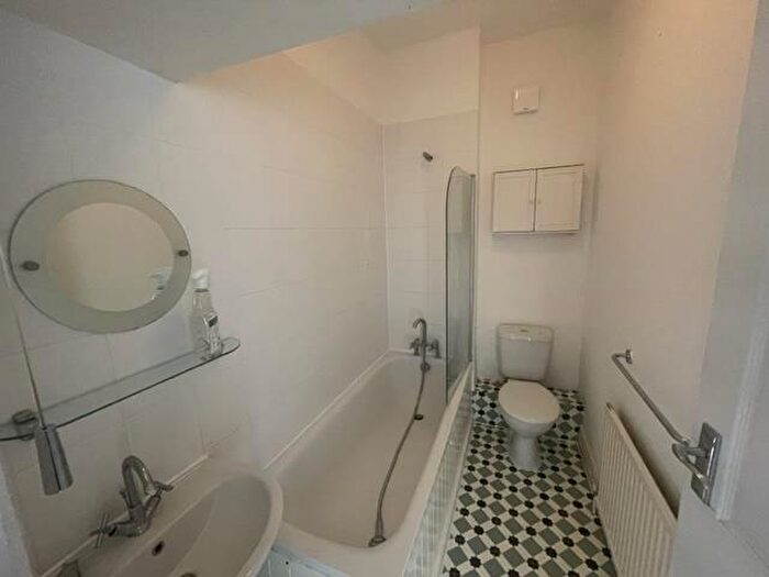 1 Bedroom Flat For Sale In Penge Road, South Norwood, London, SE25