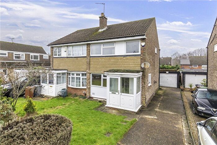 3 Bedroom Semi Detached House For Sale In Sunningdale Walk, Leeds, West Yorkshire, LS17