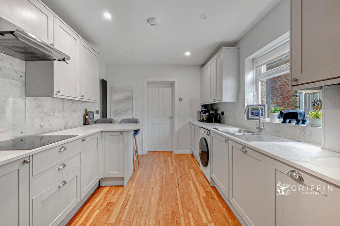 3 Bedroom End Of Terrace House For Sale In Kent Road, Grays, RM17