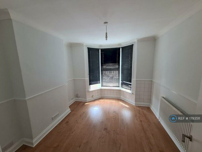 1 Bedroom Flat To Rent In Maximfeldt Road, Erith, DA8