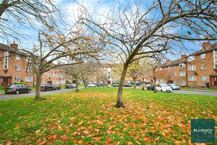 1 Bedroom Apartment For Sale In Cricklewood Lane, Childs Hill, NW2