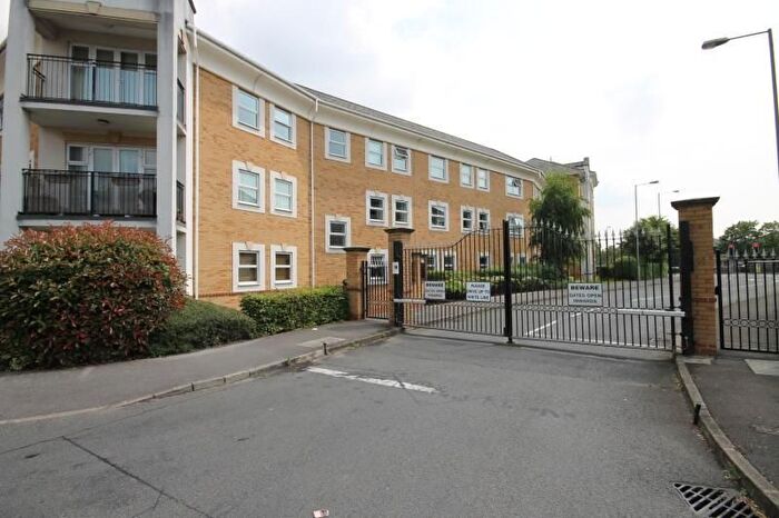 2 Bedroom Flat To Rent In International Way, Sunbury-On-Thames, Surrey, TW16