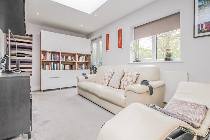 3 Bedroom Flat To Rent In Second Avenue, Hendon, NW4