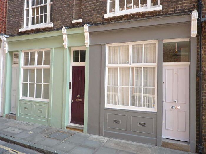 1 Bedroom Flat To Rent In Middle Street, West Smithfield, London, EC1A