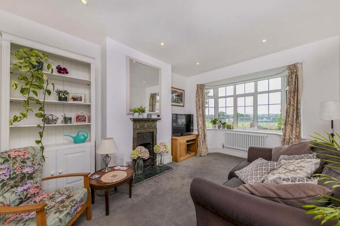 3 Bedroom Flat To Rent In Fieldview, London, SW18