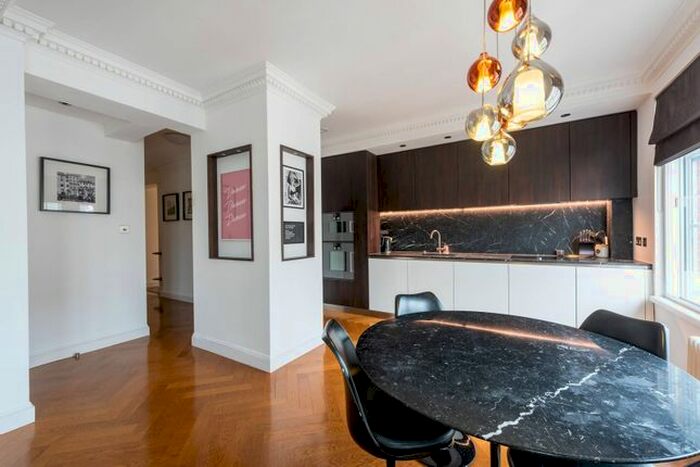 2 Bedroom Flat To Rent In Hallam Street, Marylebone, London, W1W