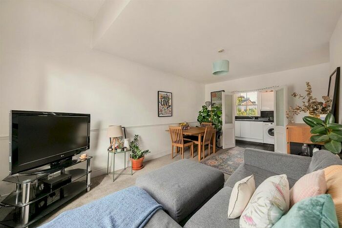 3 Bedroom Flat To Rent In Rattray Road, London, SW2