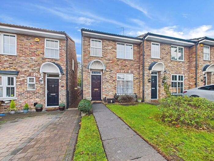 3 Bedroom End Terrace House For Sale In Holmsdale Close, Iver, Buckinghamshire, SL0