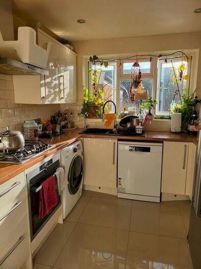 4 Bedroom Semi-Detached House To Rent In Walpole Road, Slough, SL1