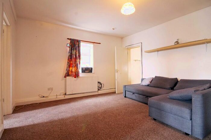 3 Bedroom Flat To Rent In Broadway, London, W13