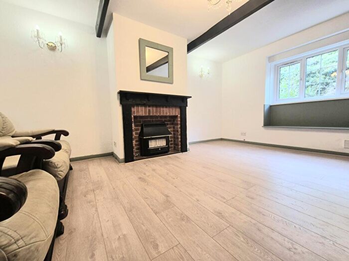 2 Bedroom Cottage To Rent In Brackenbed Lane, Halifax, HX2