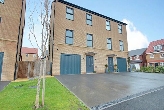 4 Bedroom Semi Detached House For Sale In Field Maple Crescent, Beverley, HU17