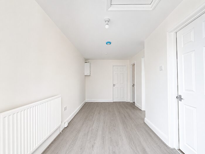 3 Bedroom Flat To Rent In Mile End Road, Mile End, E1