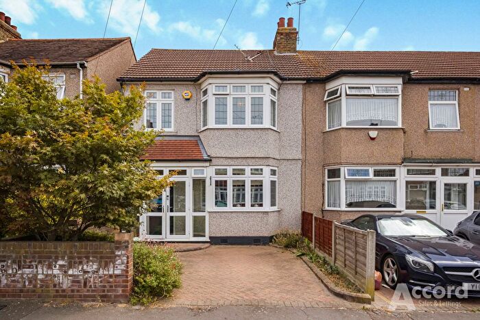 3 Bedroom End Of Terrace House For Sale In Wainfleet Avenue, Romford, RM5
