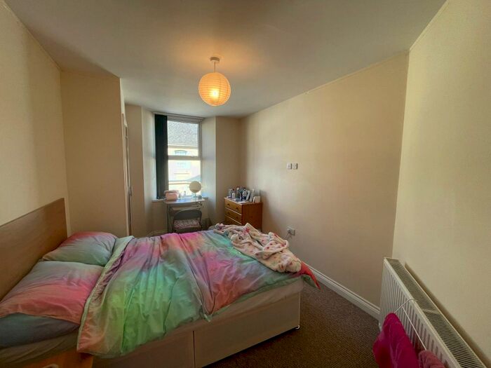 3 Bedroom Flat To Rent In First Floor Flat, Room - Wake Street, Plymouth, PL4